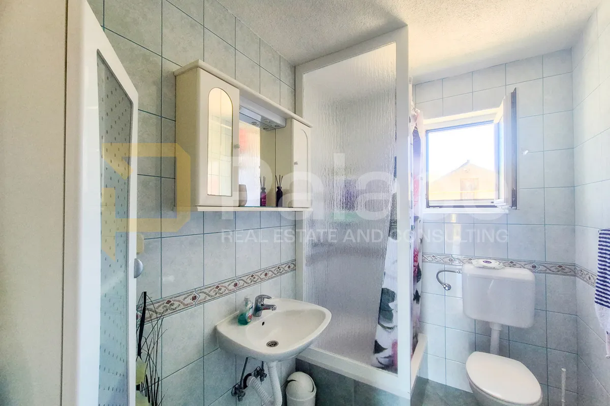 prekrasna samostojeća kuća s pogledom na more, gornji karin 290 m2 - slika 14