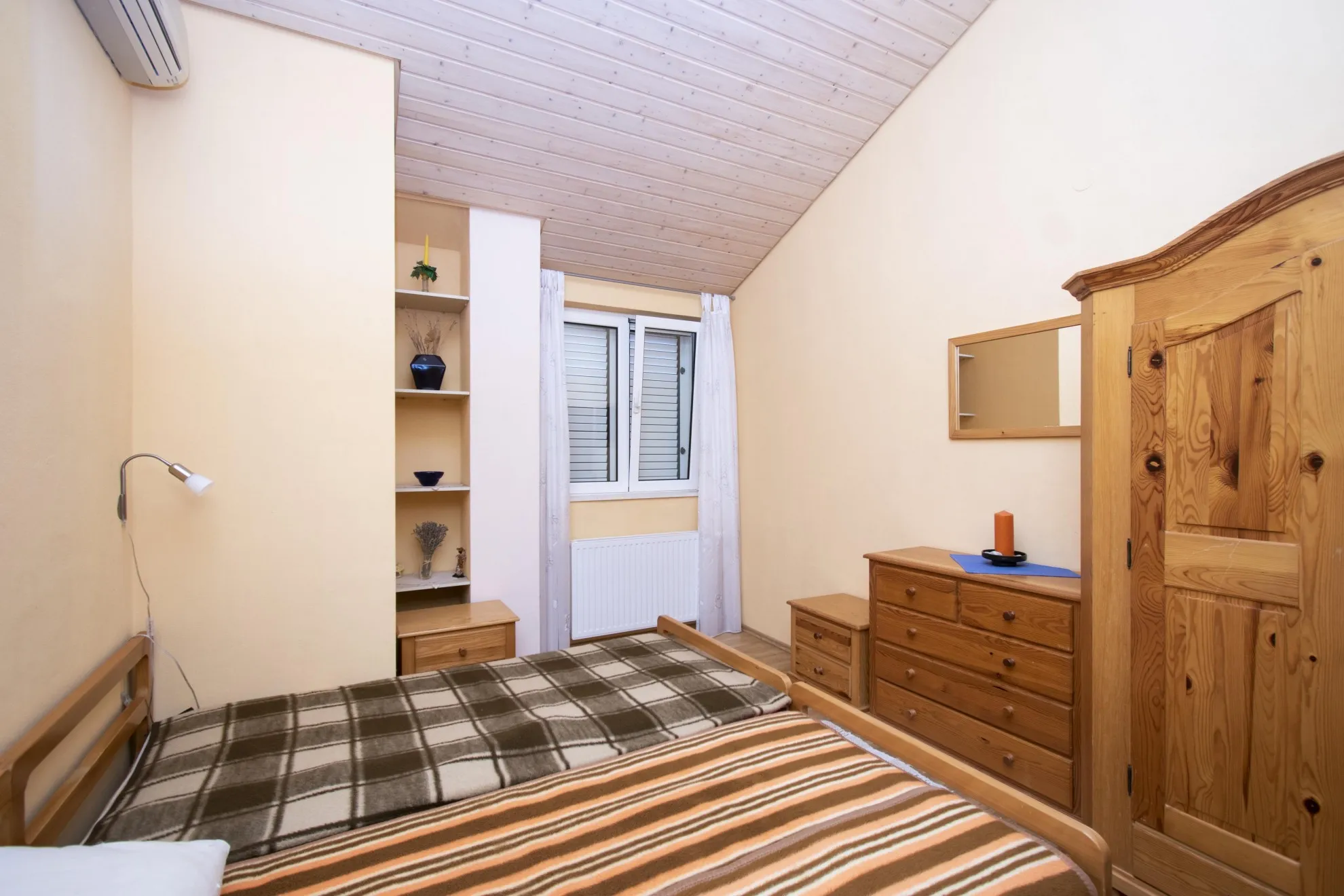 prekrasna i prostrana kuća katnica s bazenom, vodice 281 m2 - slika 17