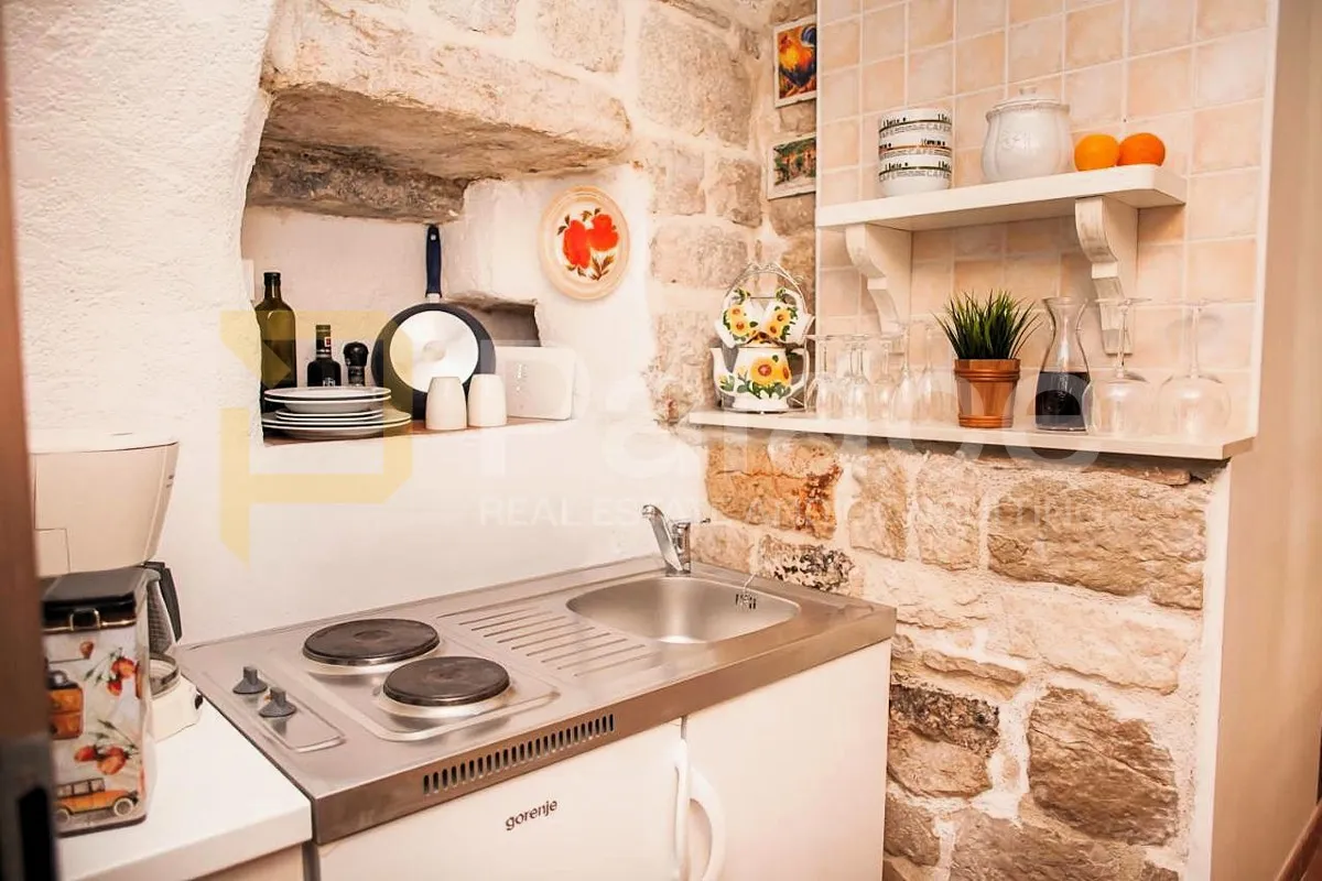 šibenik : dva studio apartmana u samom centru grada u kamenoj kući - slika 25