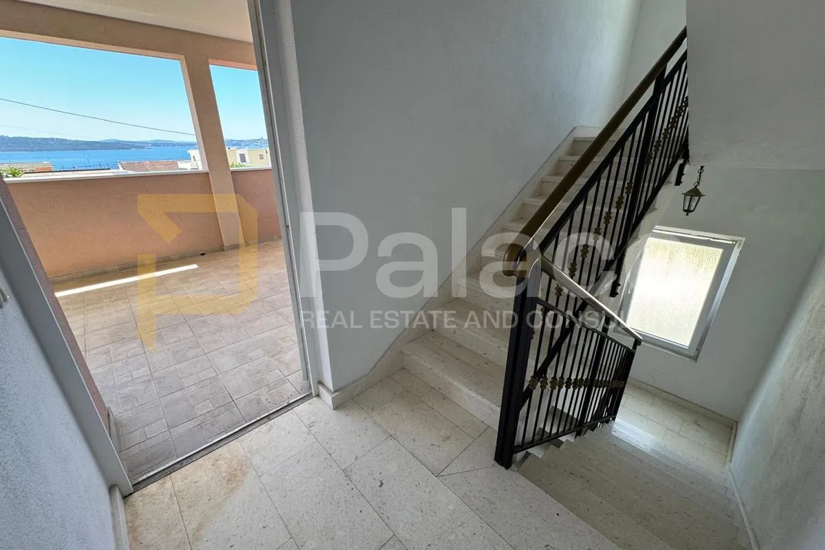 prostrana dvokatnica s okućnicom i garažom u kaštel sućurcu, 309,46 m2 - slika 13
