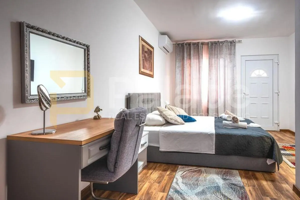 villa sa bazenom - centar sukošana - slika 11
