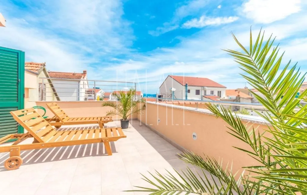 Novouređena vila s 5 apartmana u centru Vodica, 333.00 m2 - Vodice