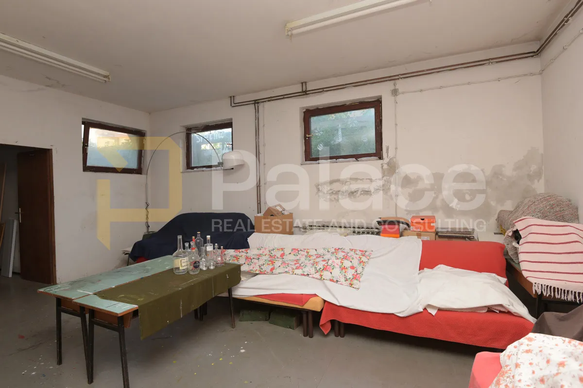 kuća na brodarici s velikom okućnicom i garažom - slika 15