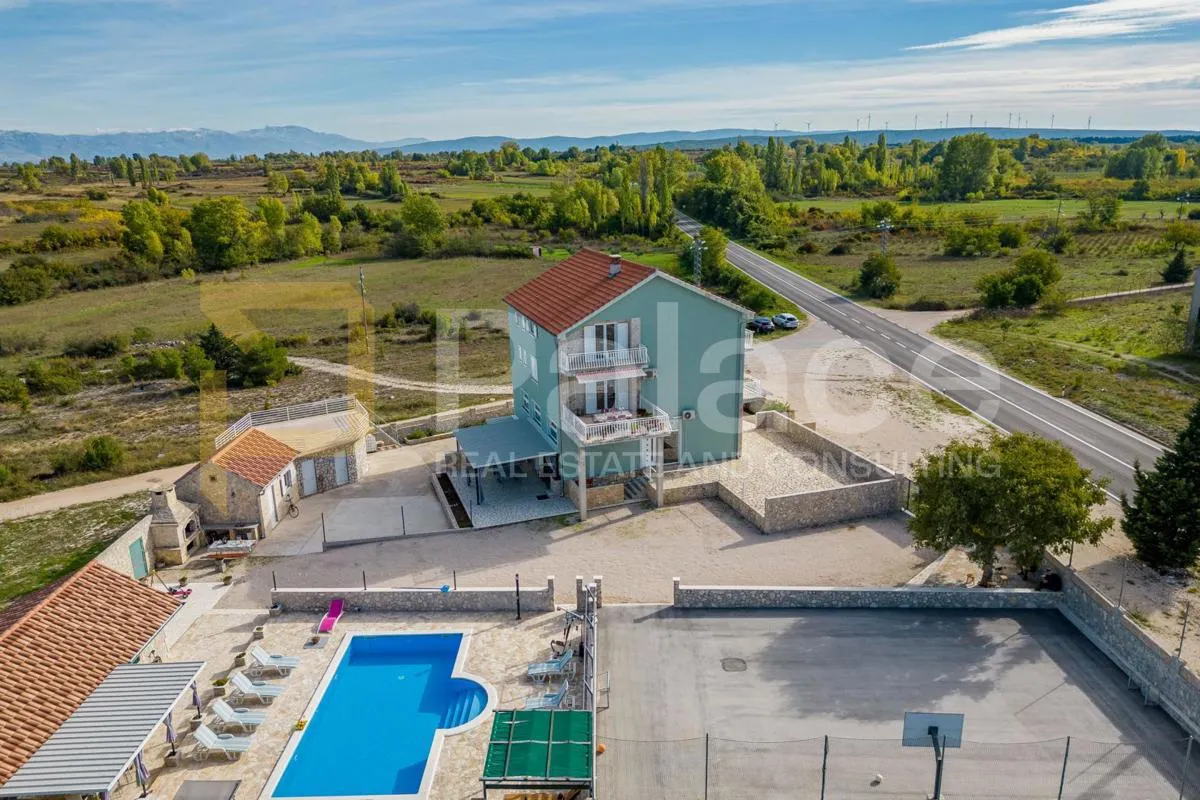 Prodaje se prekrasna kamena vila s bazenom nadomak Zadra - Donje Biljane, Benkovac