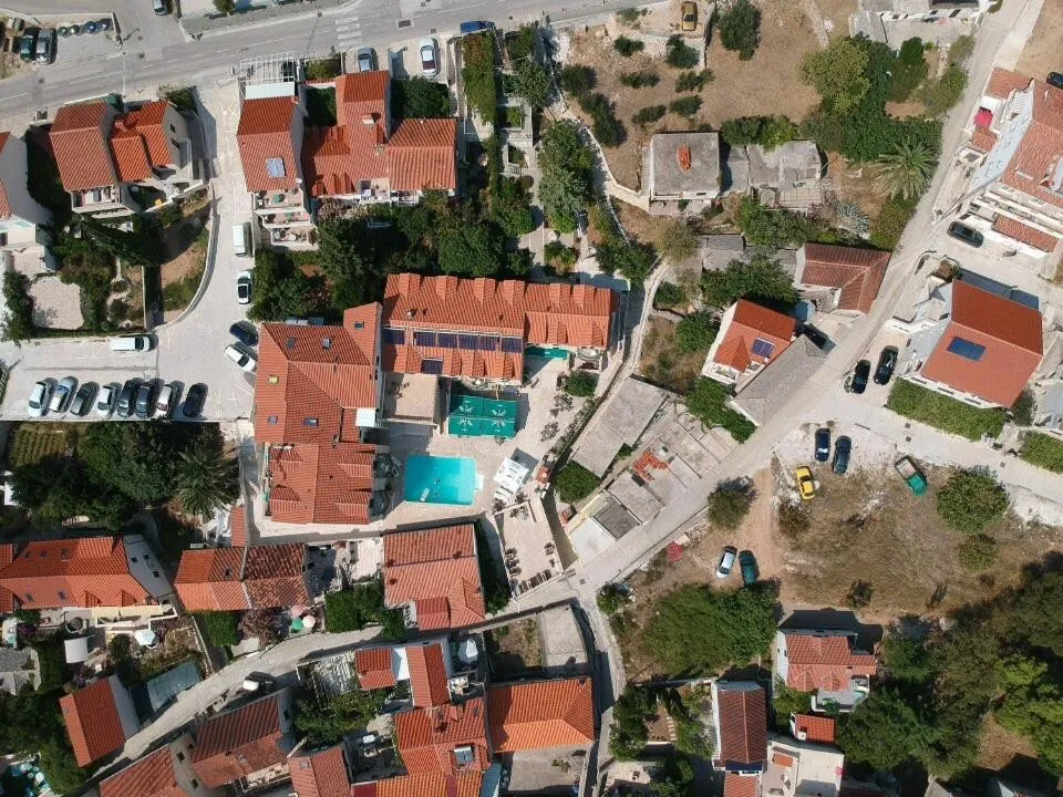 jedinstvena prilika: hotel u centru bola - slika 10
