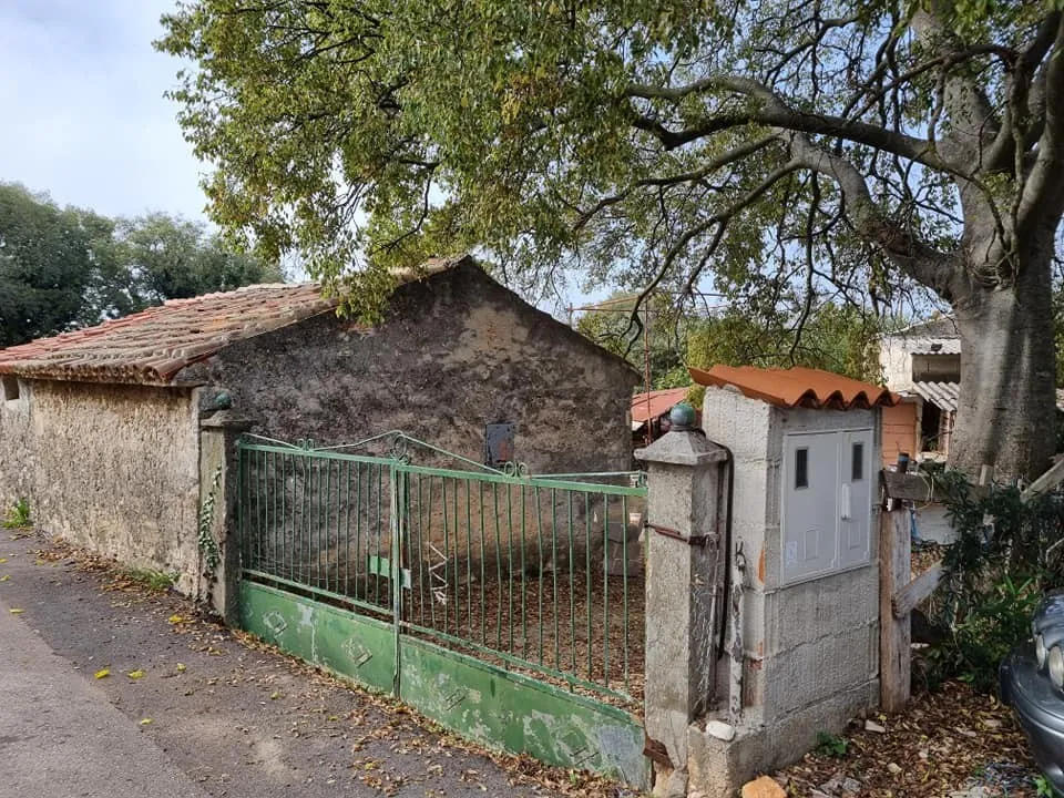 zemljište 933m2 sa starinom, priključak za struju i vodu, valtura - slika 2