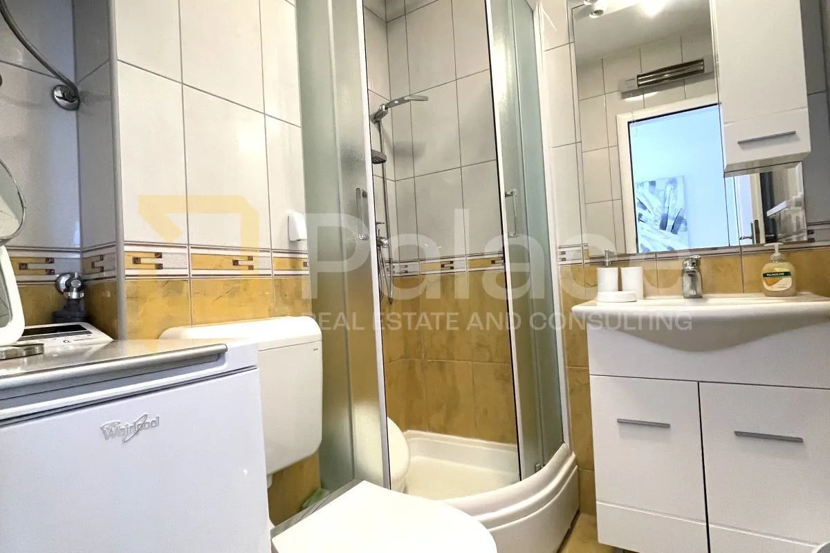 novouređen stan u supetru – 2 sobe, balkon, parking, pogled na more - slika 14