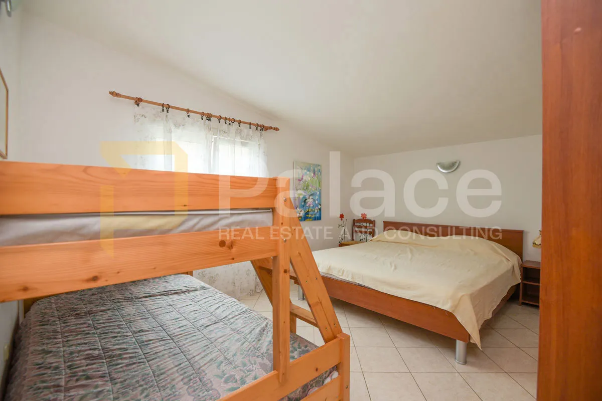 samostojeća kuća katnica s bazenom i pogledom na more, vodice 275 m2 - slika 28