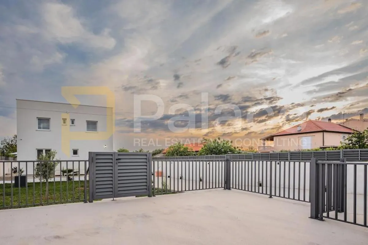 villa sa bazenom - centar sukošana - slika 9