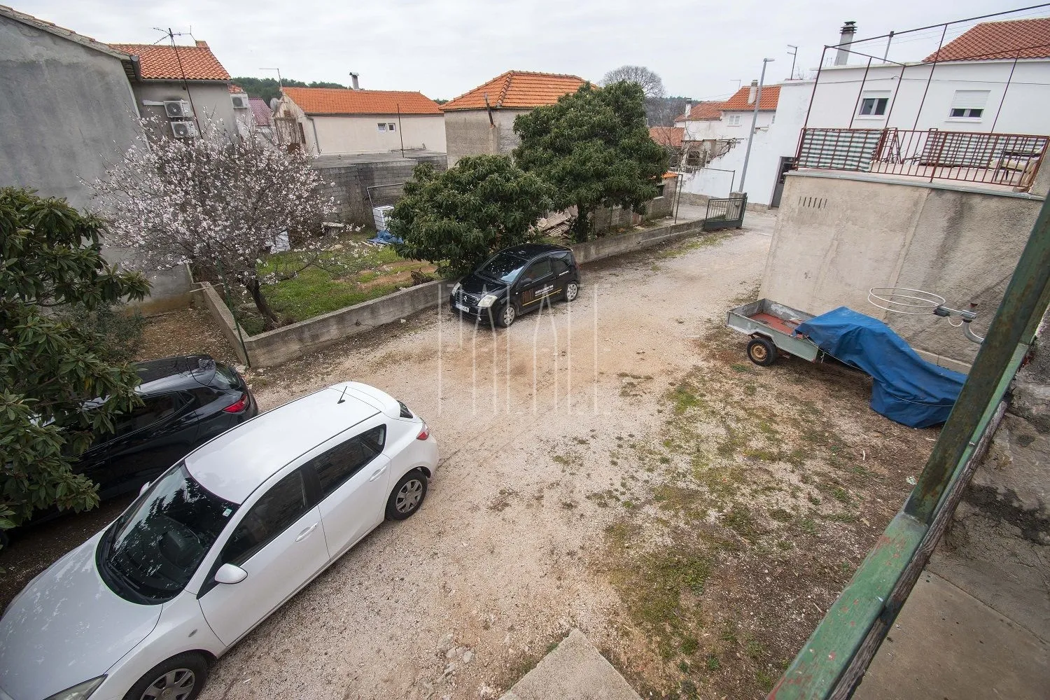 građevinski teren s priključcima i 3 legalna objekta, jezera, 528 m2 - slika 16