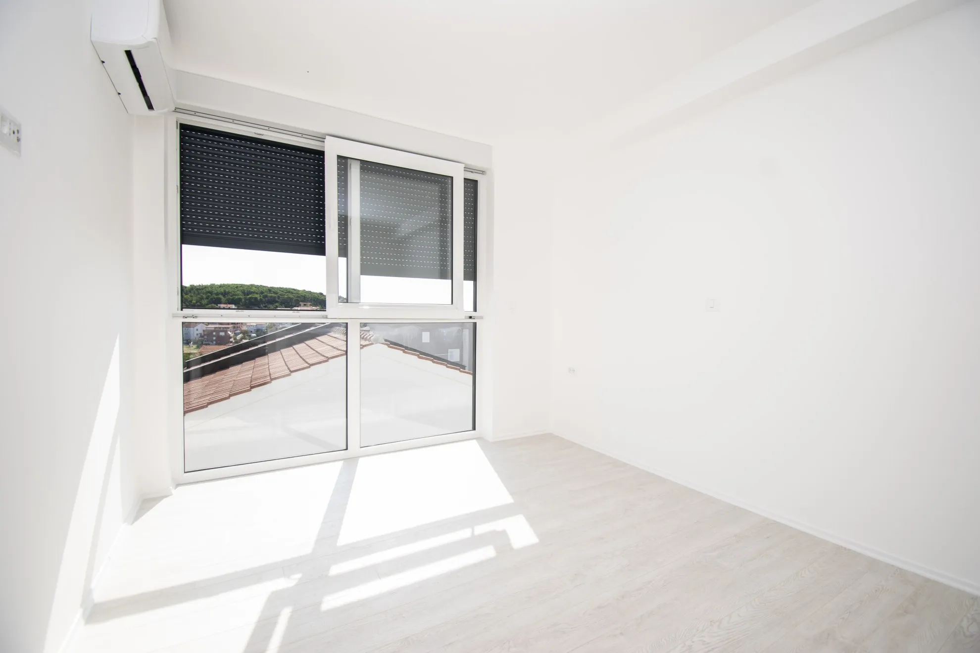 luksuzni dvoetažni stan s krovnom terasom, pogled na more,tisno,120 m2 - slika 21