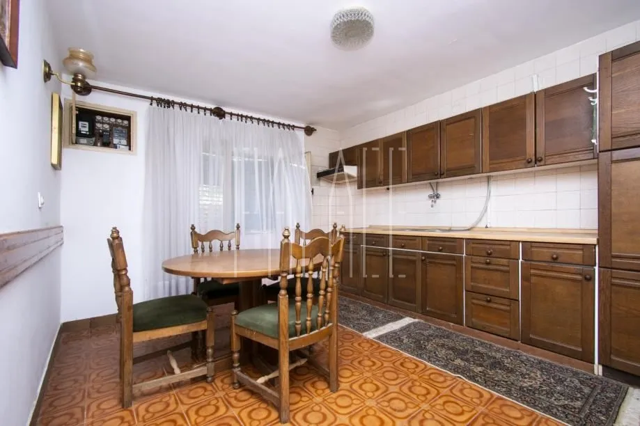 prekrasan povijesni ljetnikovac s perivojem u centru vodica, 180.00 m2 - slika 17