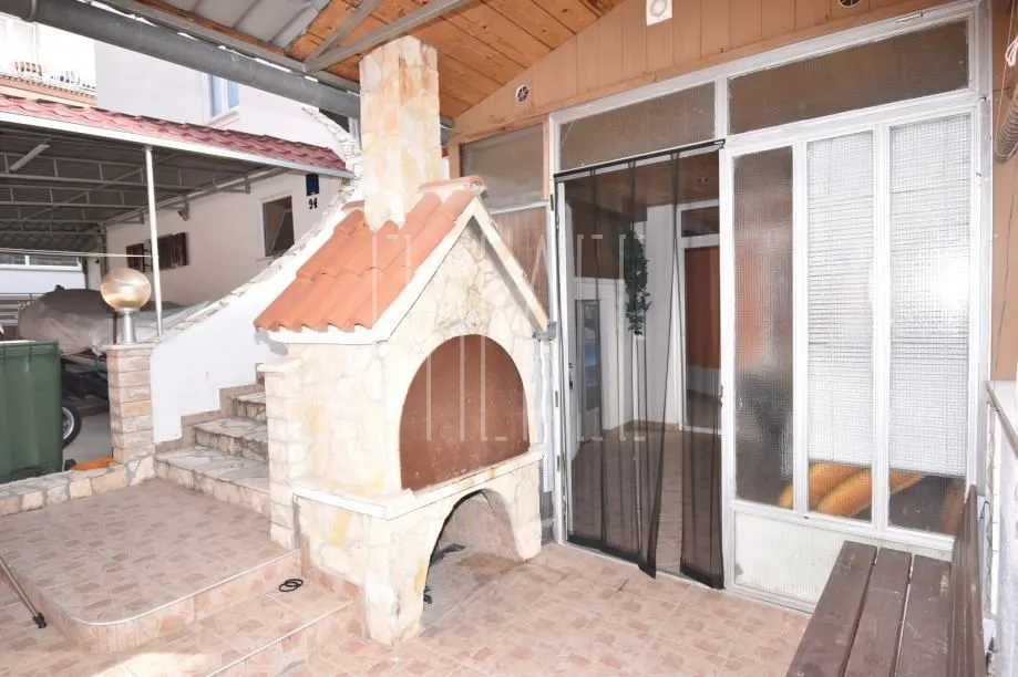 dva stana u prizemlju kuće s parkingom, vodice, 107.00 m2 - slika 3