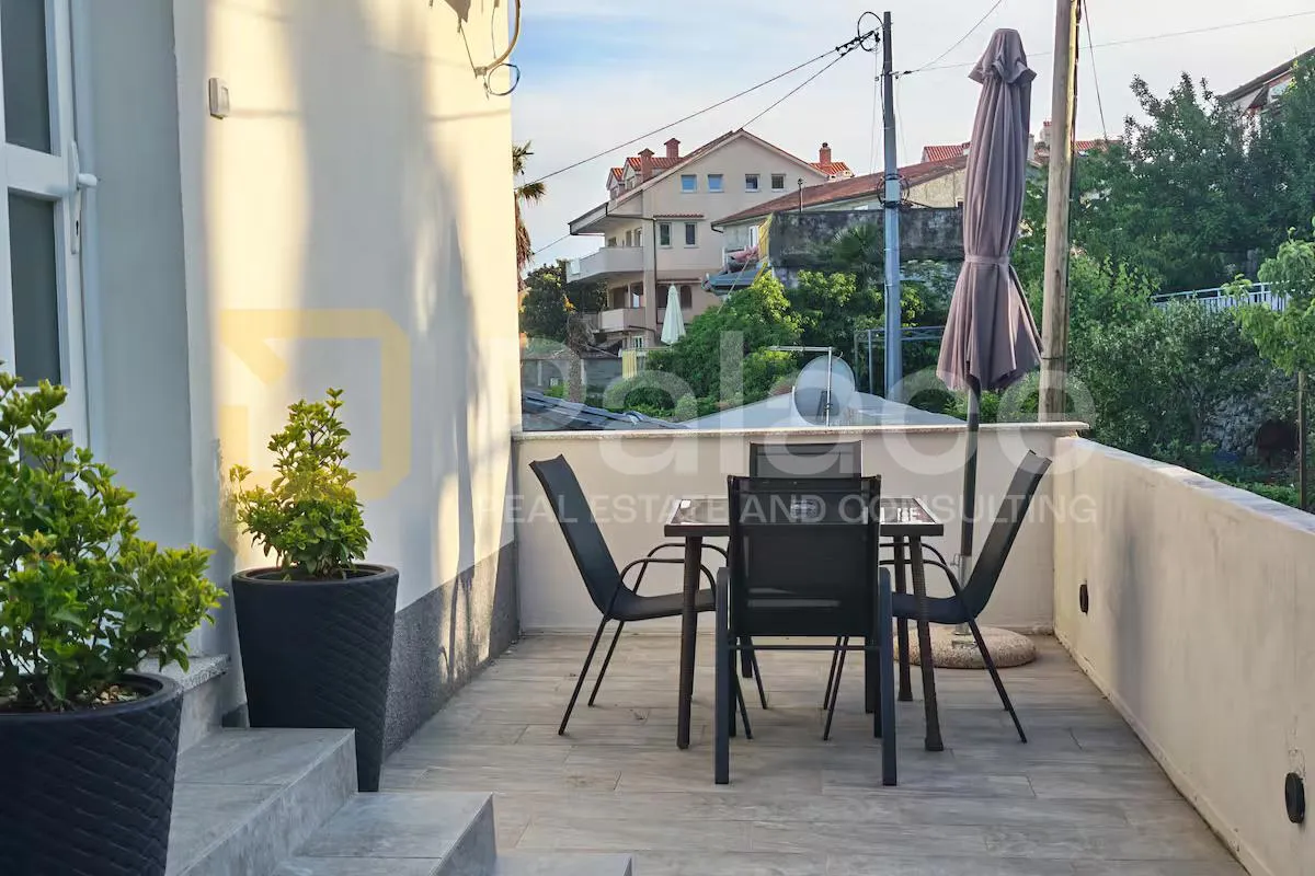 volosko – prekrasan 2s+db s terasom | najam 800 € + režije - slika 26