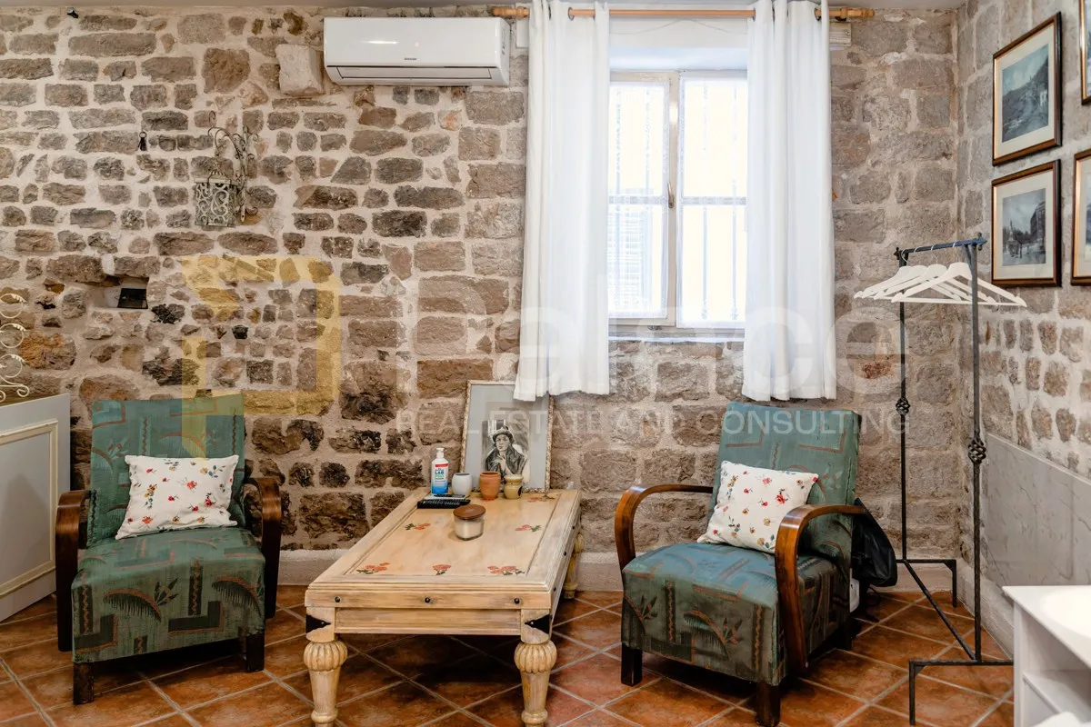 šibenik : dva studio apartmana u samom centru grada u kamenoj kući - slika 7