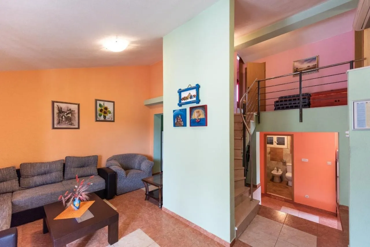 predivna vila s apartmanima i s bazenom, vinišće - slika 15