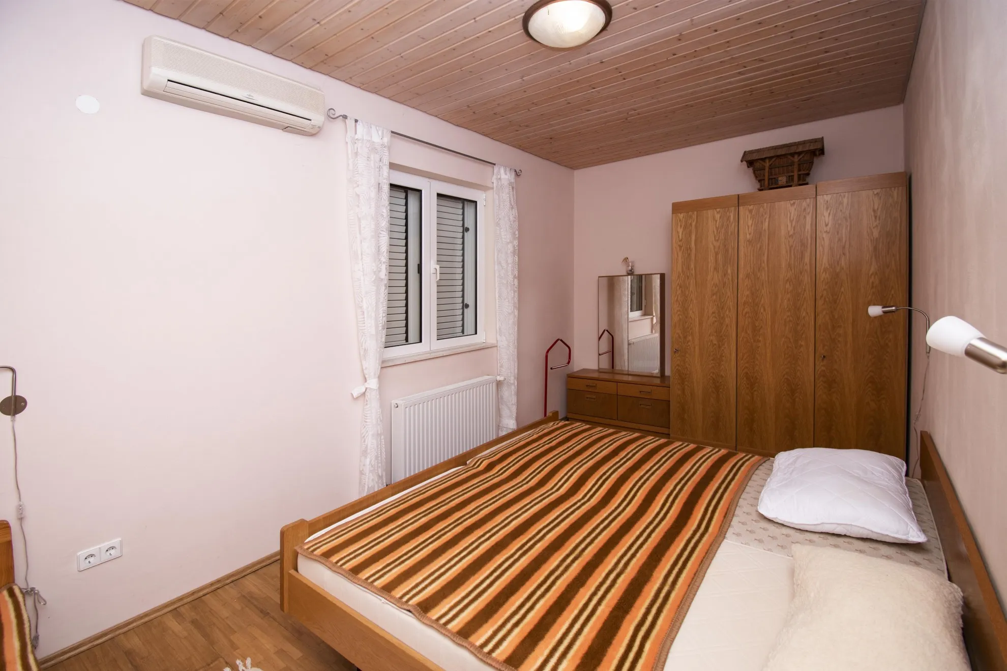prekrasna i prostrana kuća katnica s bazenom, vodice 281 m2 - slika 16
