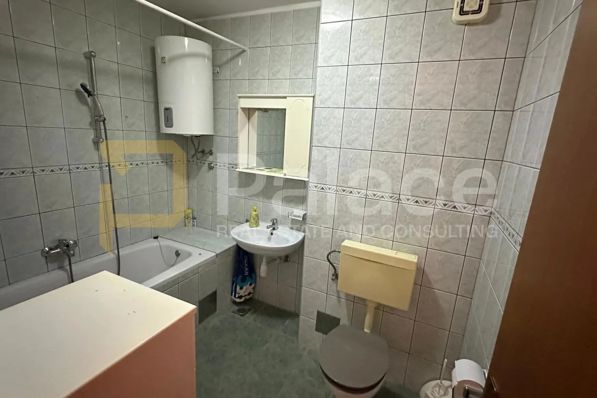 dvosoban stan s predivnim pogledom na marjan i grad - slika 5