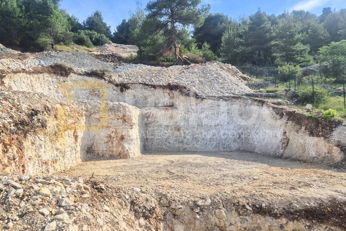 građevinsko zemljište s dozvolom, iskopima i pogledom na more, 976 m2 - slika 3