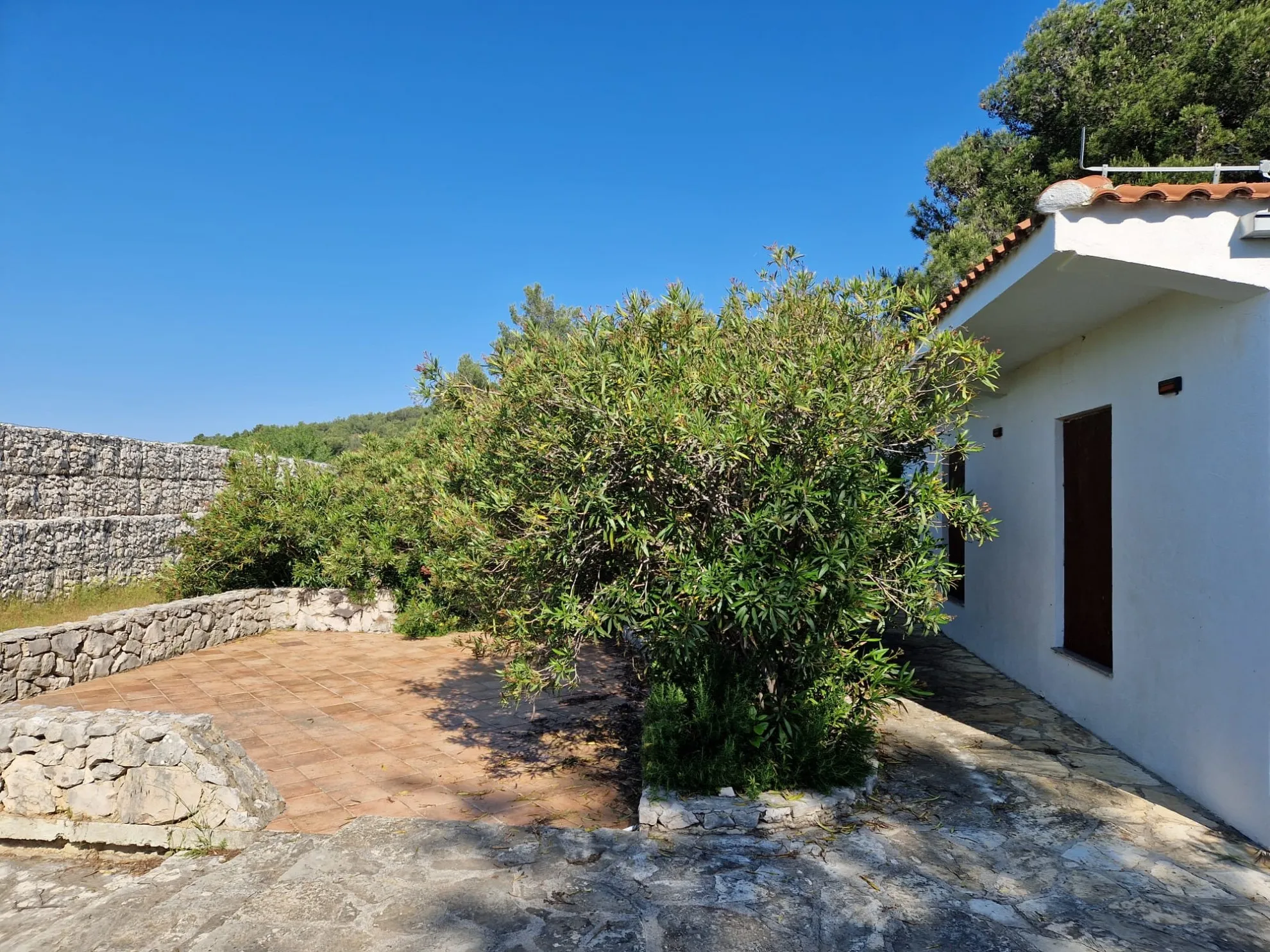 atraktivan noćni klub uz plažu na terenu od 5038 m2, pirovac - slika 13