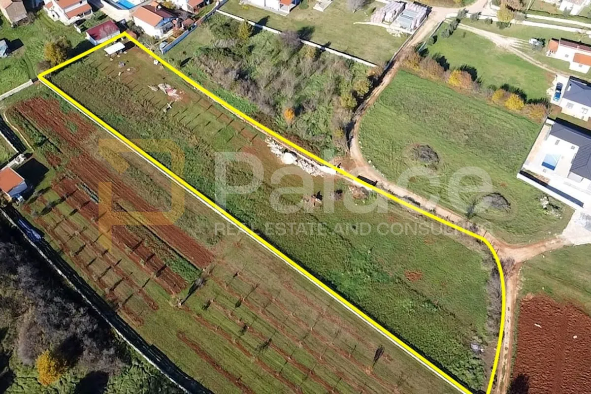 Prilika! Poljoprivredno zemljište na rubu građevinske zone - Marčana