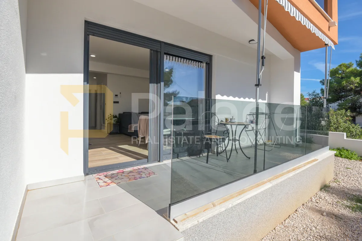 prekrasan dvosoban stan s pogledom na more i vrtom 73 m2, brodarica - slika 9
