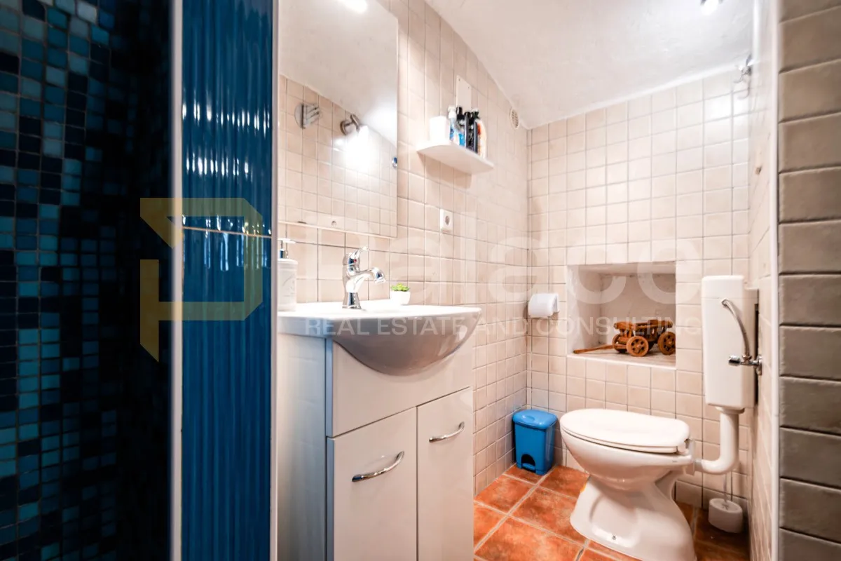 šibenik : dva studio apartmana u samom centru grada u kamenoj kući - slika 18