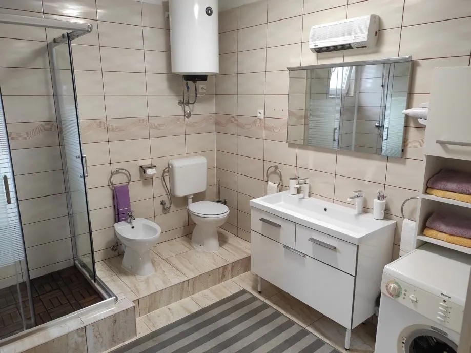 kuća s 2 apartmana na idealnoj lokaciji s pogledom na more, rogoznica - slika 3
