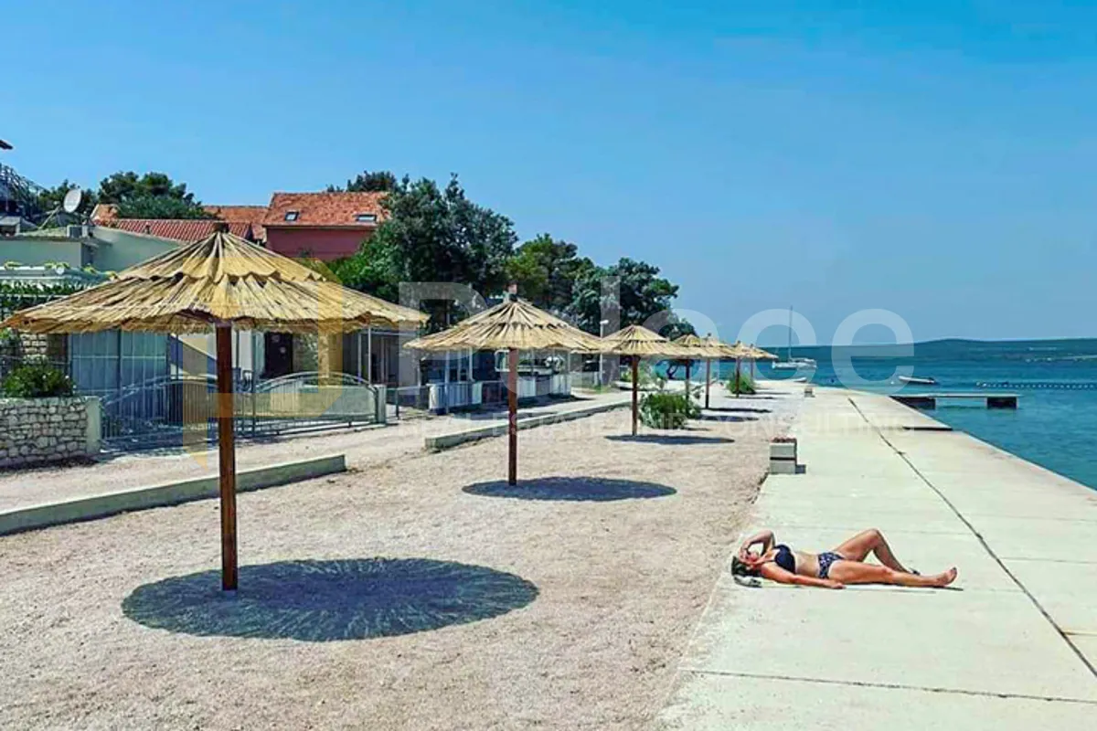 prilika za investiciju! kuća sa 11 stambenih jedinica prvi red do mora - slika 28