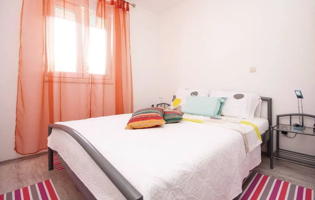 samostojeća kuća s apartmanima blizu plaže, grebaštica 270 m2 - slika 11