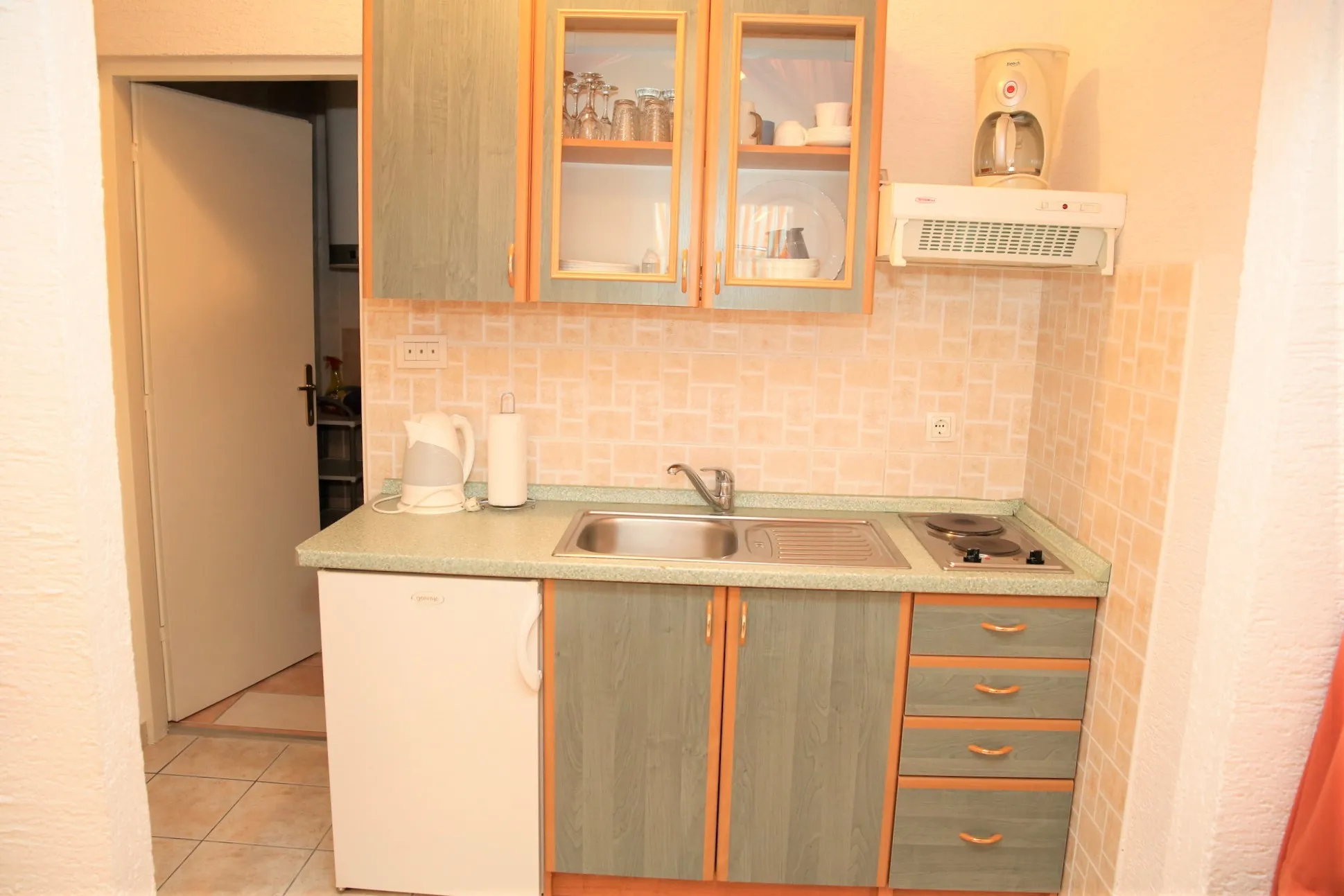 kuća u centru vodica s 5 apartmana i dvorištem 263.00 m2 - slika 10