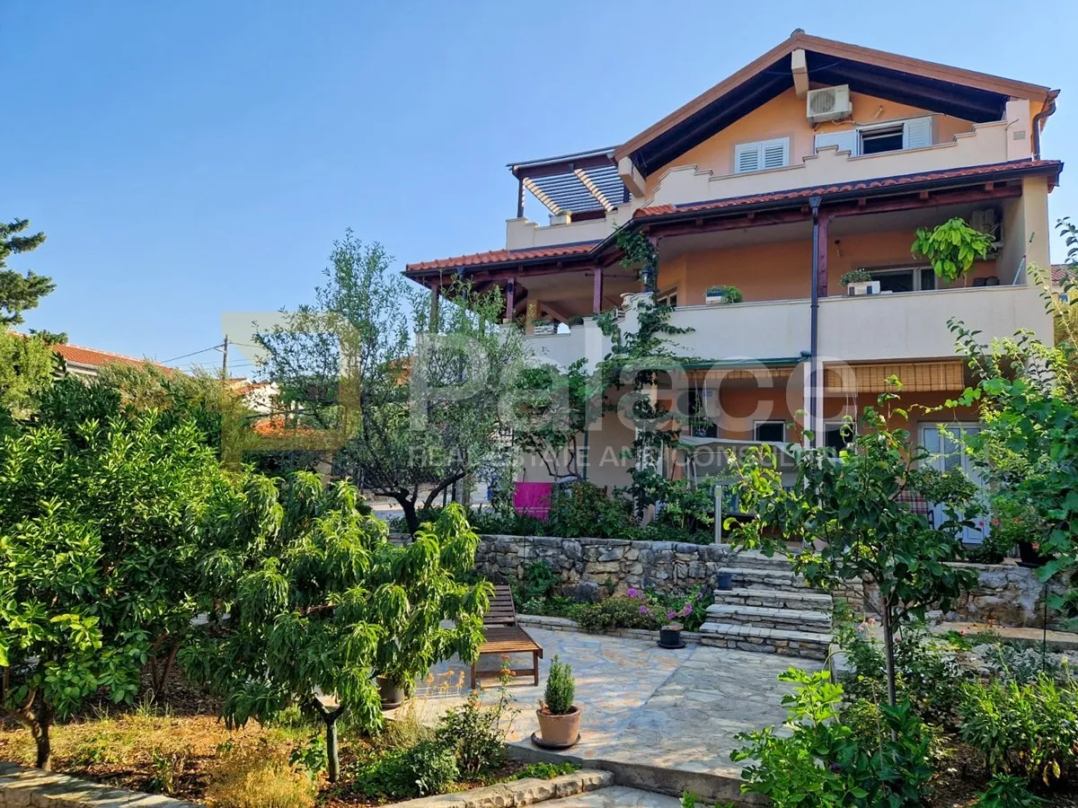 kuća sa 5 apartmana i prekrasnim vrtom - slika 5