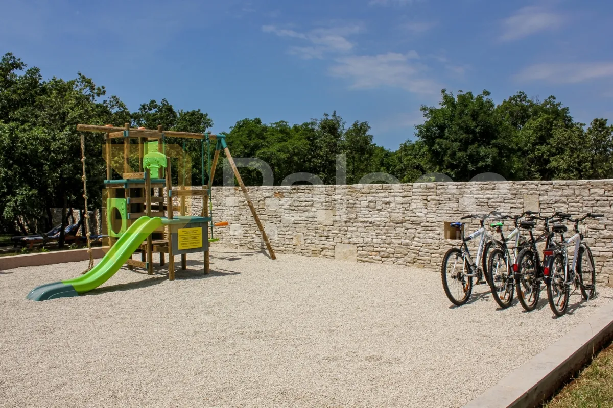 luksuzna vila u štokovcima s bazenom, minigolfom, i terenom - slika 27