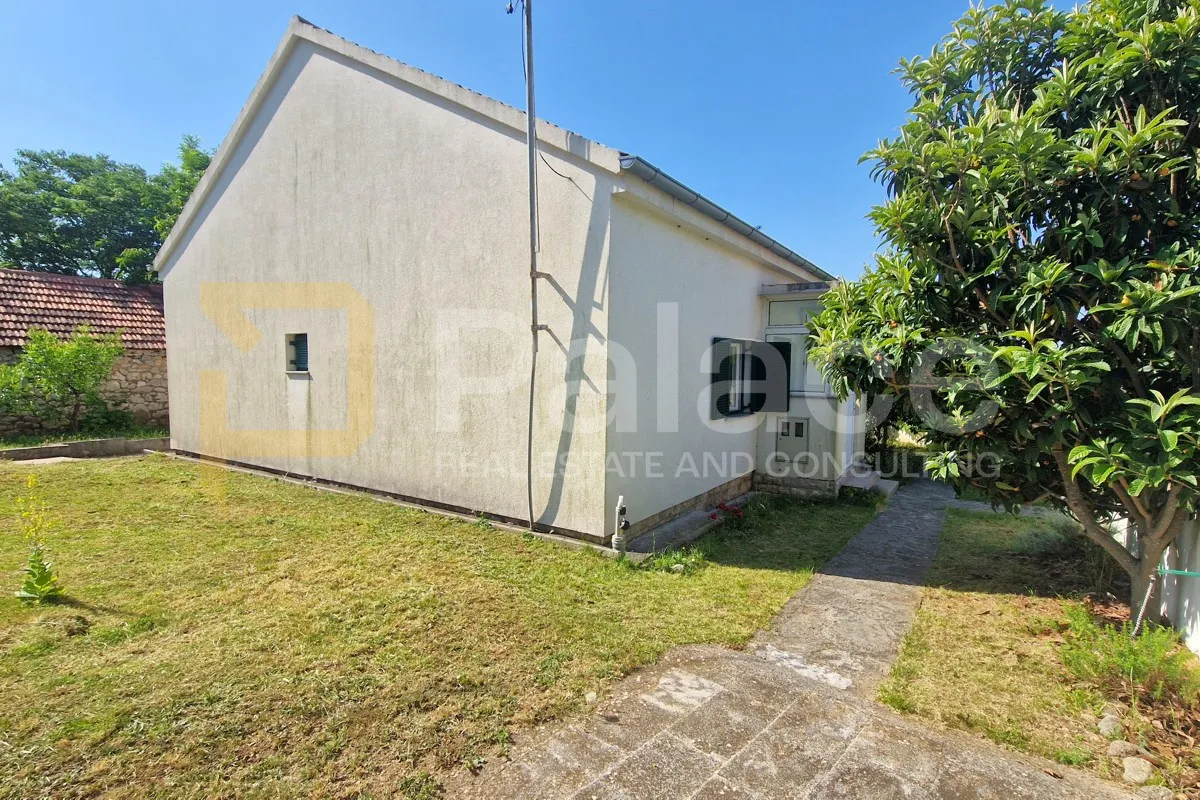 uređena prizemnica s velikim dvorištem, čista mala-vodice 120 m2 - slika 3