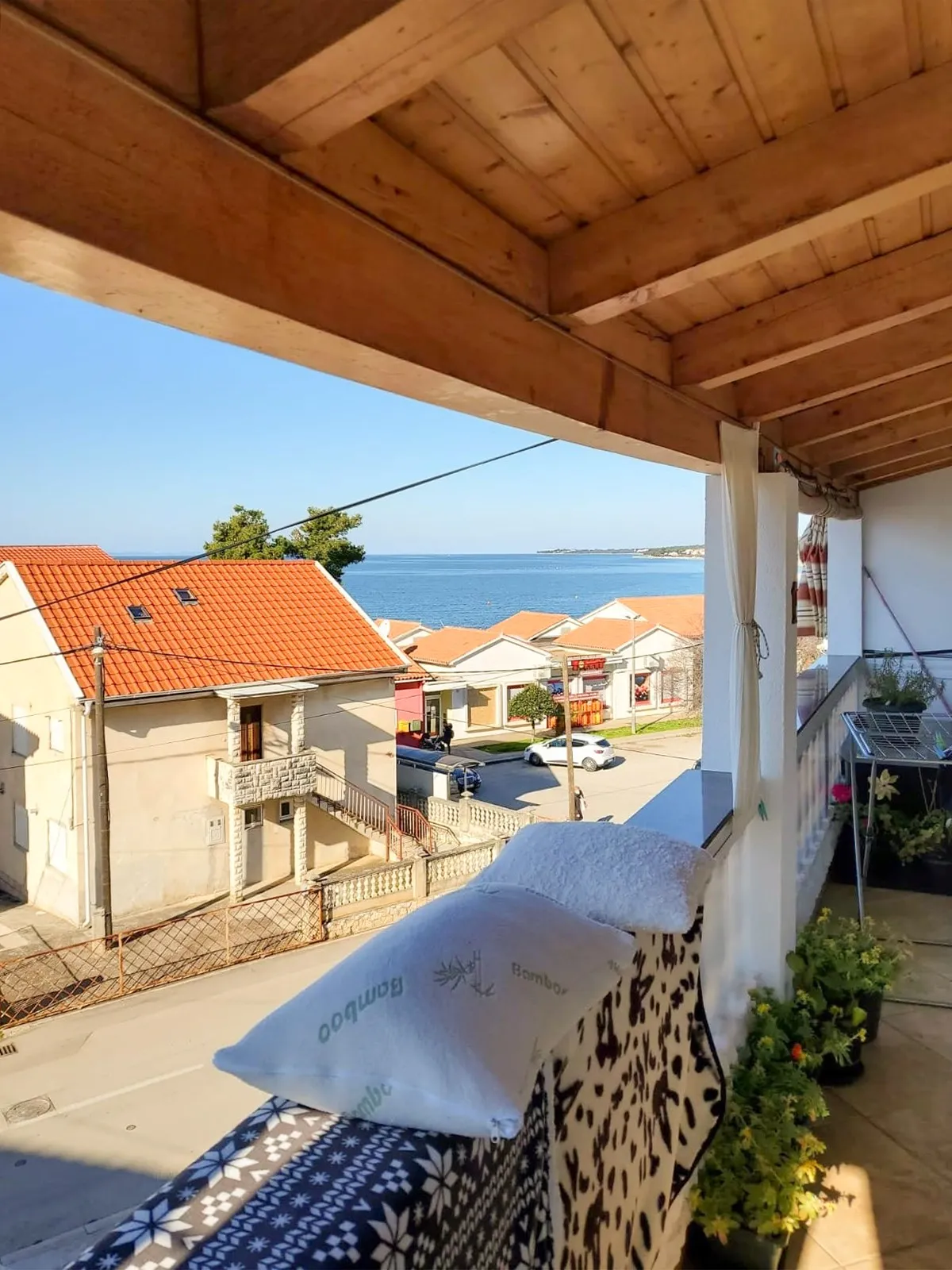 diklo! kuća sa tri stambene jedinice, 10m od mora - slika 13
