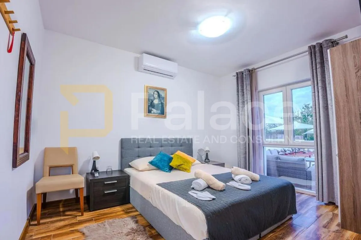 villa sa bazenom - centar sukošana - slika 12