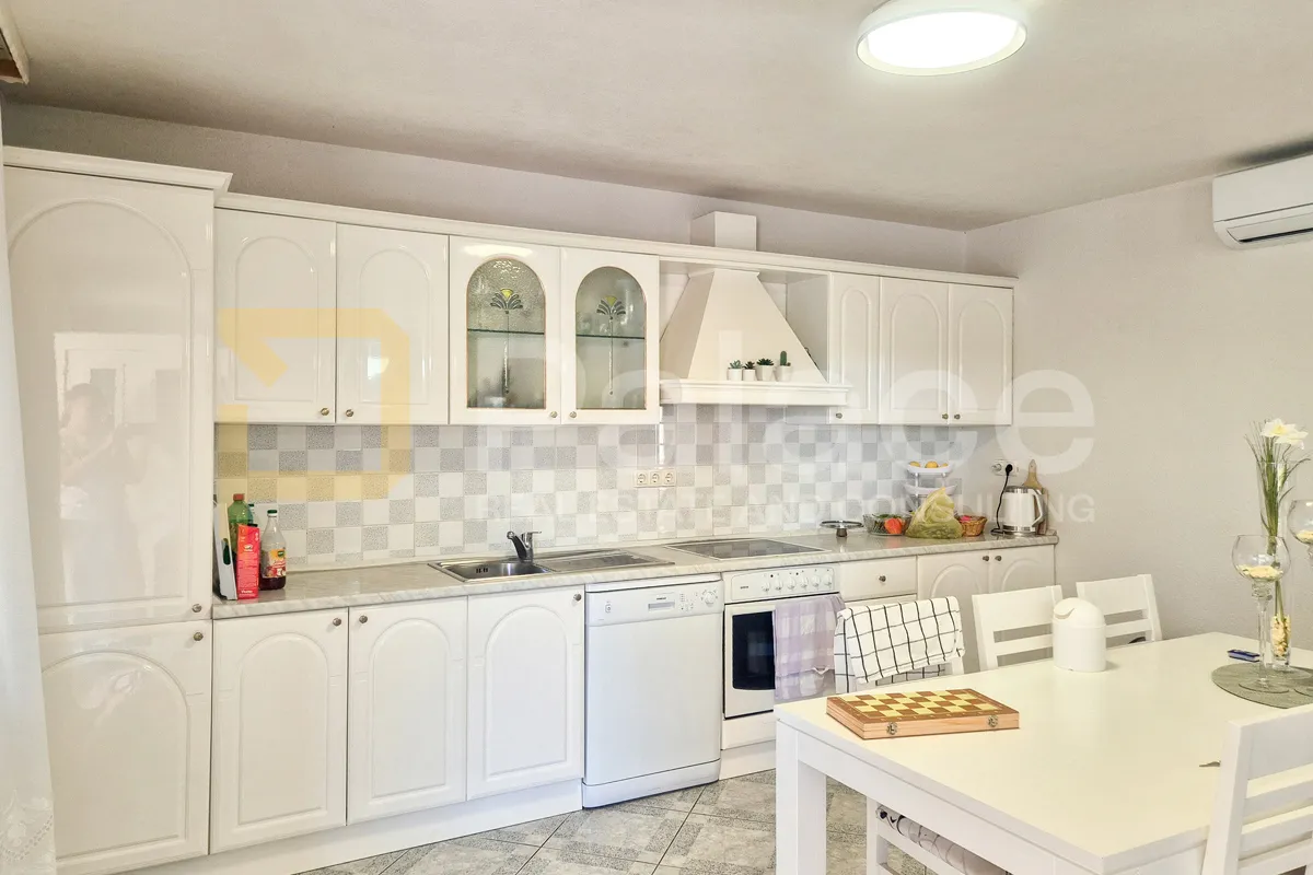 prekrasna samostojeća kuća s pogledom na more, gornji karin 290 m2 - slika 2