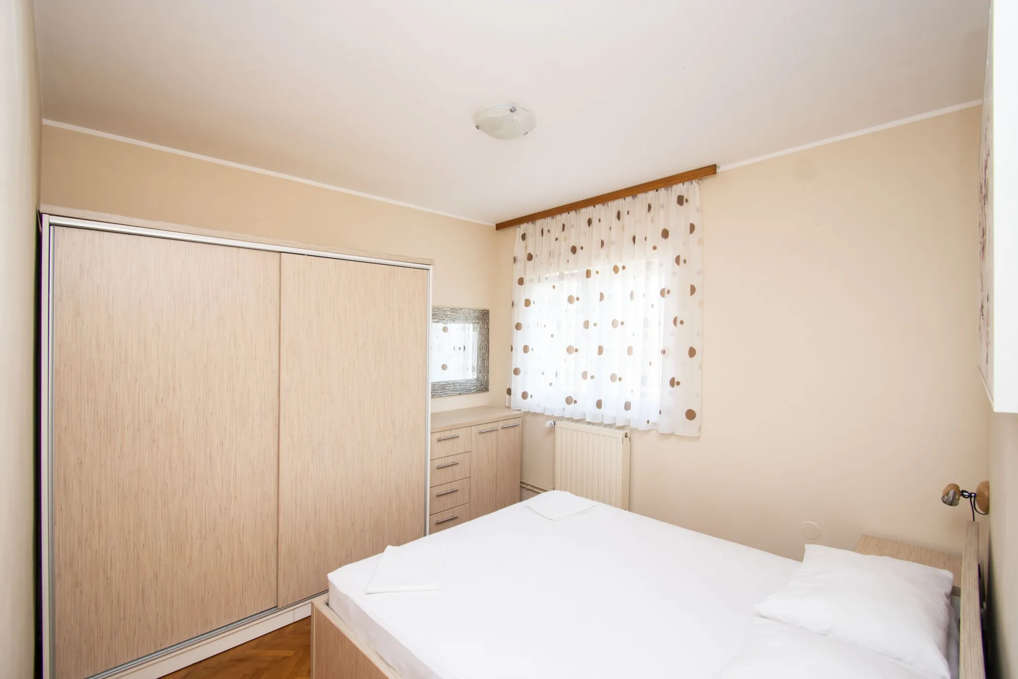 uređena samostojeća kuća s 4 apartmana i dvorištem, murter, 275 m2 - slika 23