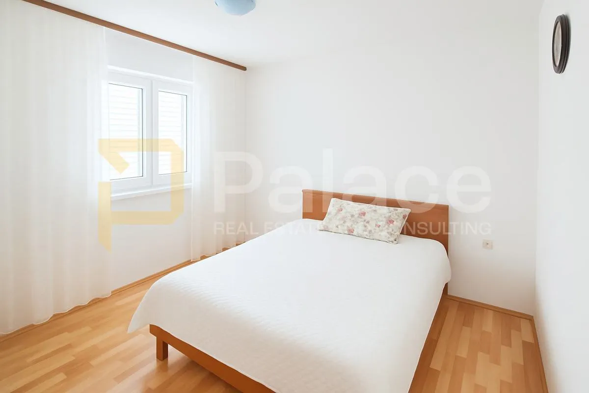 stan 85 m², loggia i vrt, samo 150 m od plaže – kaštel stari - slika 3
