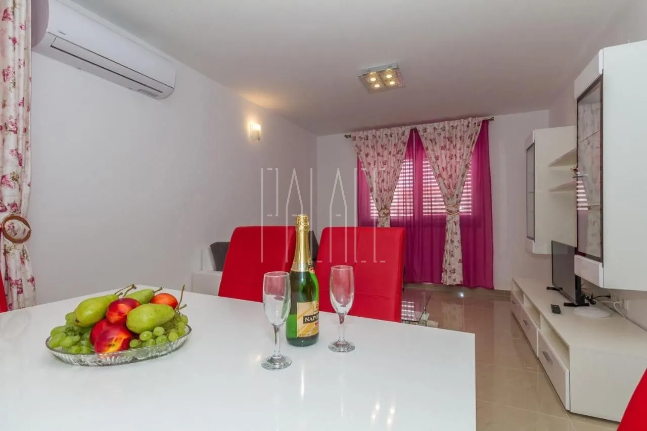 novouređena vila s 5 apartmana u centru vodica, 333.00 m2 - slika 13