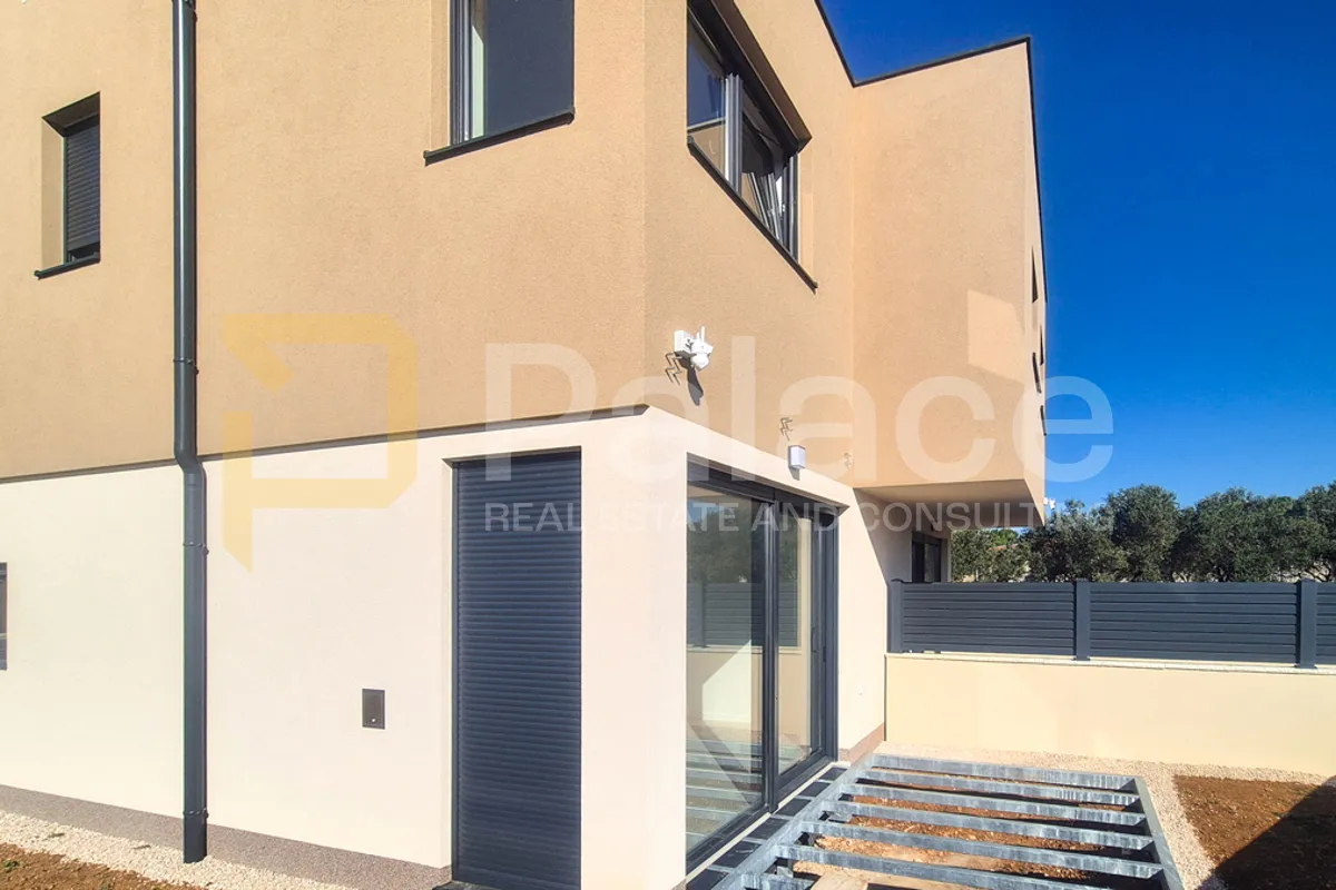 novogradnja duplex trosobni s dvorištem blizu mora, tisno 106 m2 - slika 3