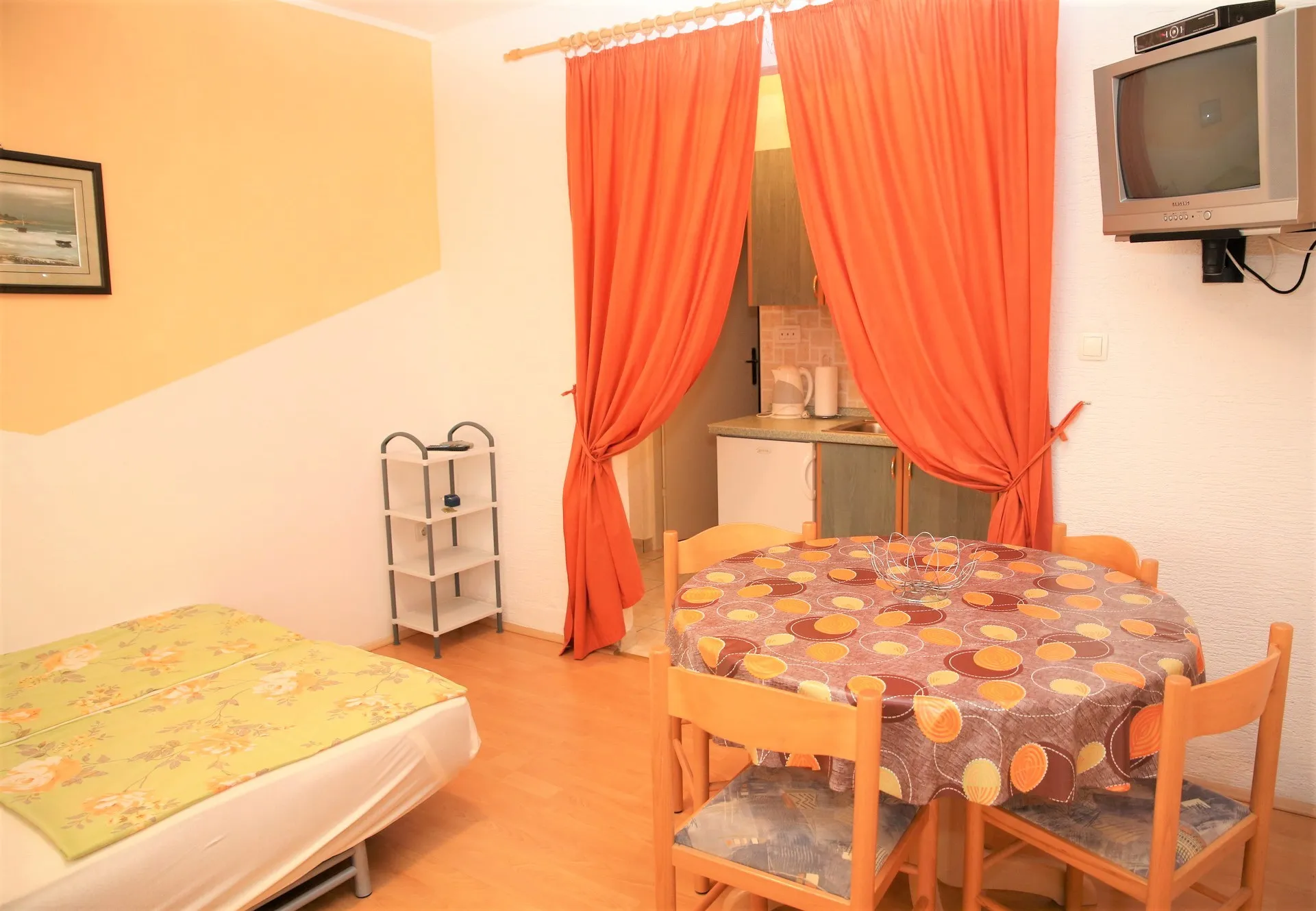 kuća u centru vodica s 5 apartmana i dvorištem 263.00 m2 - slika 11