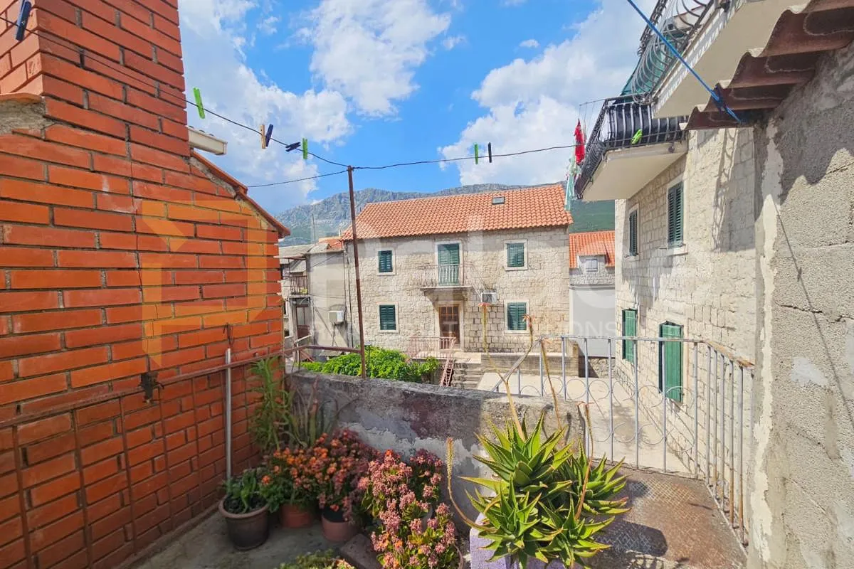 dvoetažna kuća s terasom, 120m od mora, kaštel sućurac - slika 1