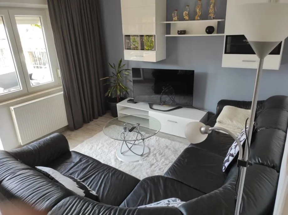 Kuća s 2 apartmana na idealnoj lokaciji s pogledom na more, Rogoznica