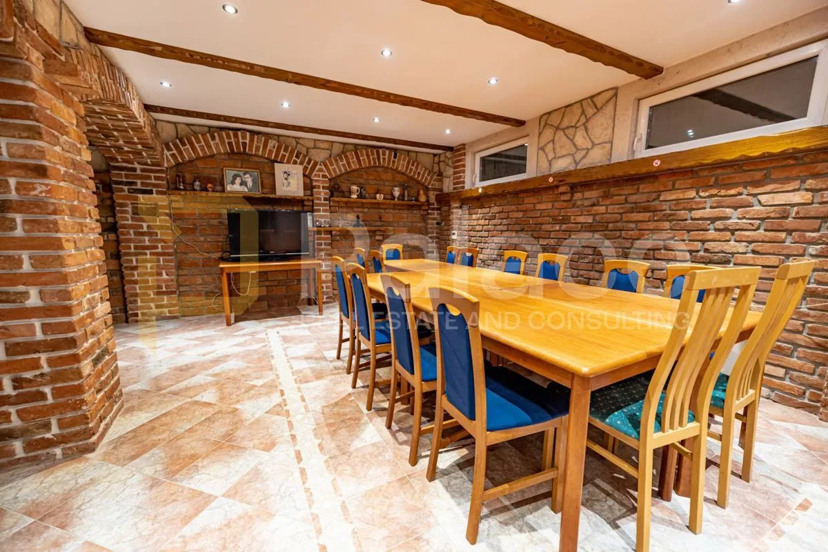 vila sa grijanim bazenom, konobom i apartmanima, zemunik donji - slika 17