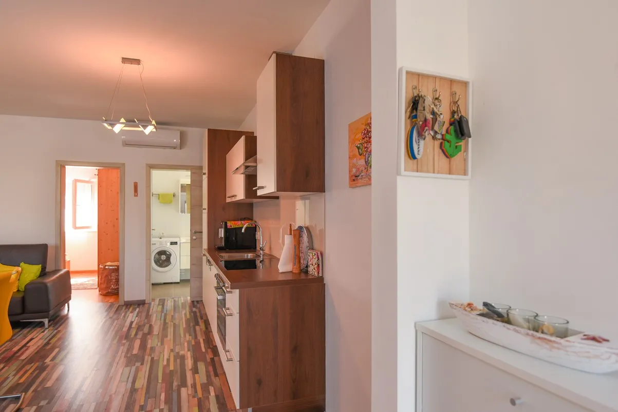nova dvojna namještena kuća katnica s vrtom, bilice stubalj, 133 m2 - slika 7