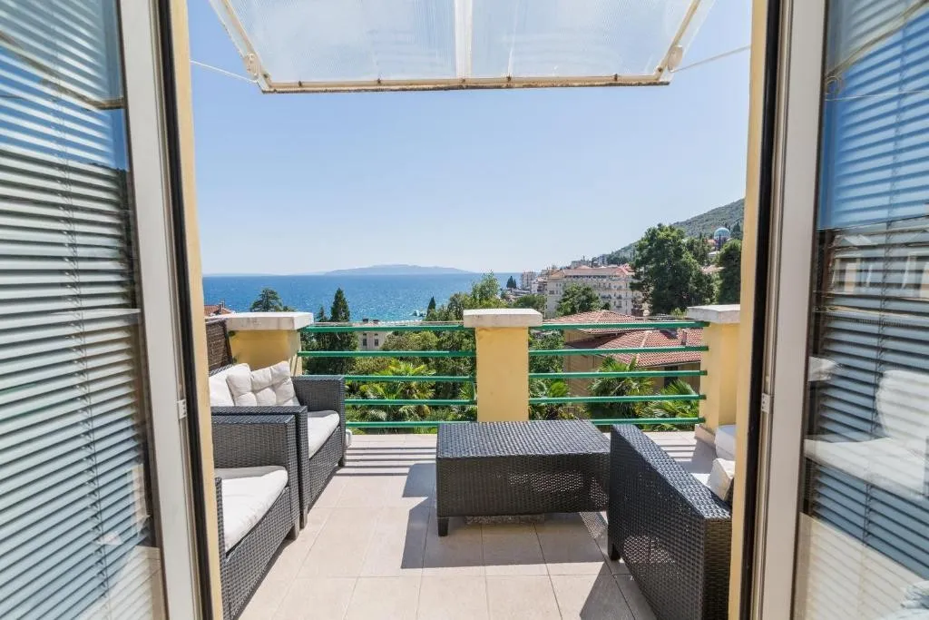 dvoetažni stan u urbanoj vili u centru grada, 200m od mora, opatija - slika 16