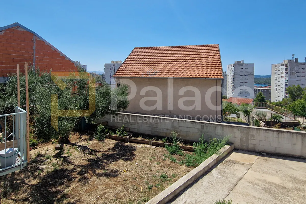 komforan trosoban stan u kući s pogledom, 2 parkinga, šibenik 133 m2 - slika 22