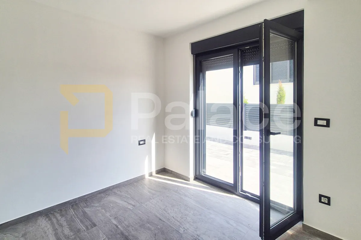 apartman s vrtom, parkingom i pogledom, nova zgrada, murter 78 m2 - slika 11