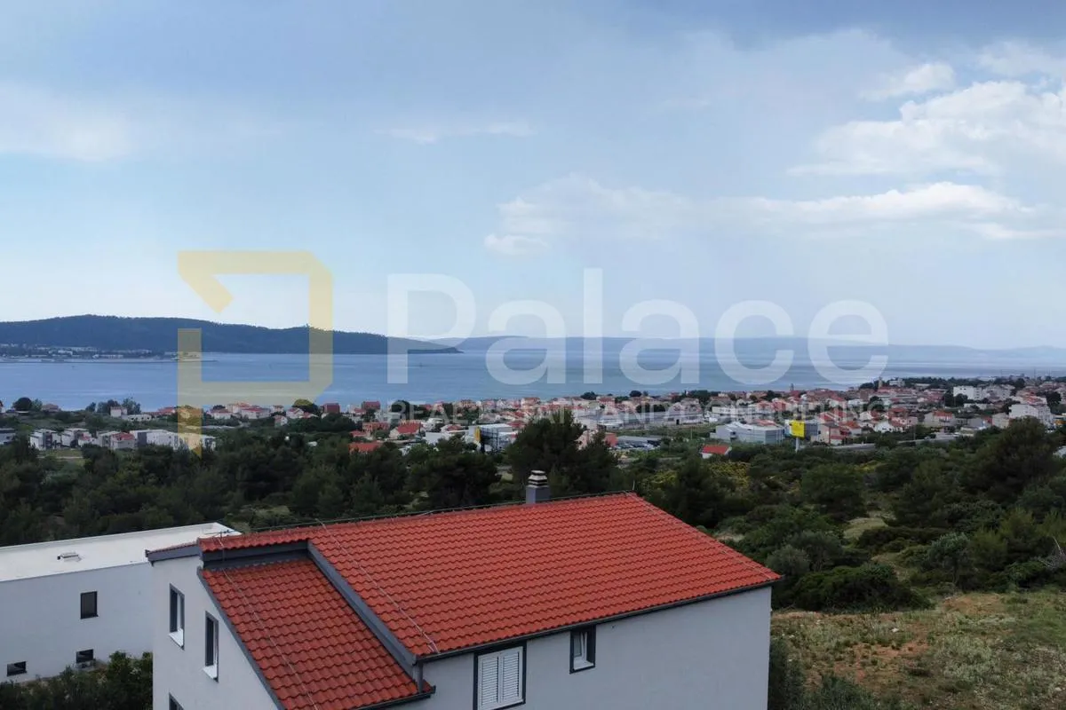 Građevinsko zemljište s pogledom na more 837m2 - Kaštel Sućurac, Kaštela